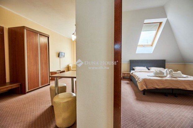 Elad� vend�gl�t�s, Hajd�szoboszl�