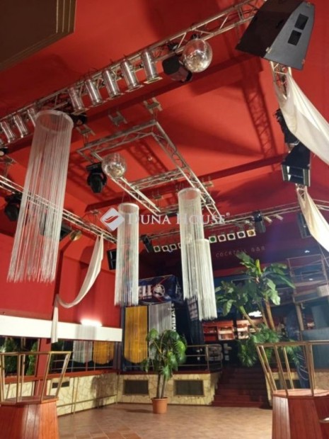 Elad� vend�gl�t�s, Koml�