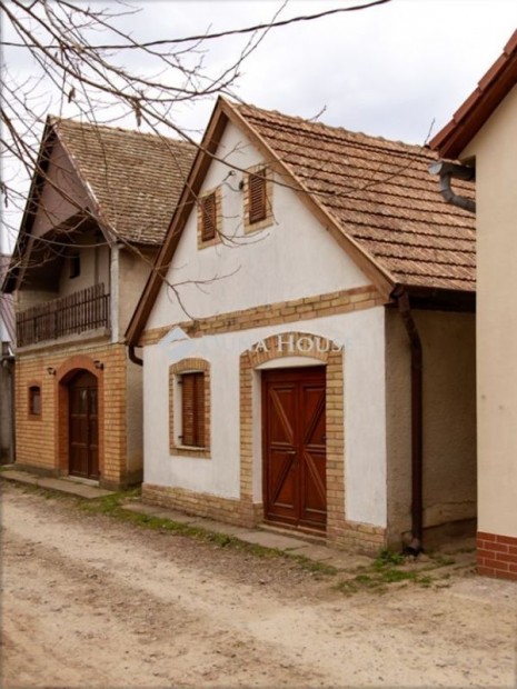 Elad� vend�gl�t�s, Nemesn�dudvar