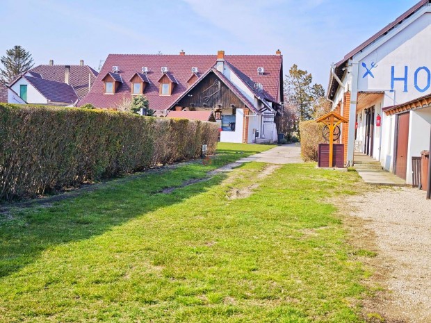 Elad� vend�gl�t� egys�g, Baks Baks, F� utca, 349000000 Ft, 106 121_fwh