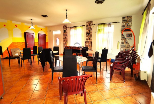 Elad� vend�gl� Ny�racs�don, ak�r csal�di h�zz� is alak�that�!