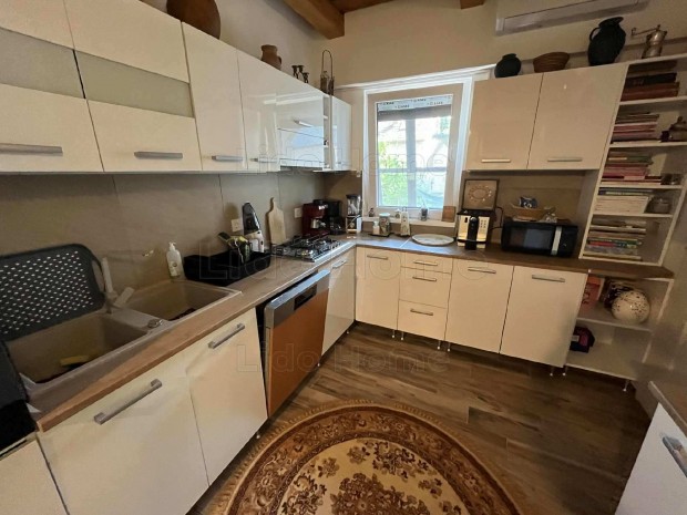 Elad� v�zk�zeli 2 utcafronttal k�t lak�h�zzal rendelkez� ingatlan