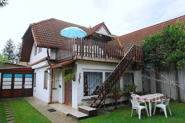 Elad� v�zk�zeli 4 apartmanos Csal�di h�z Balatonbogl�ron!