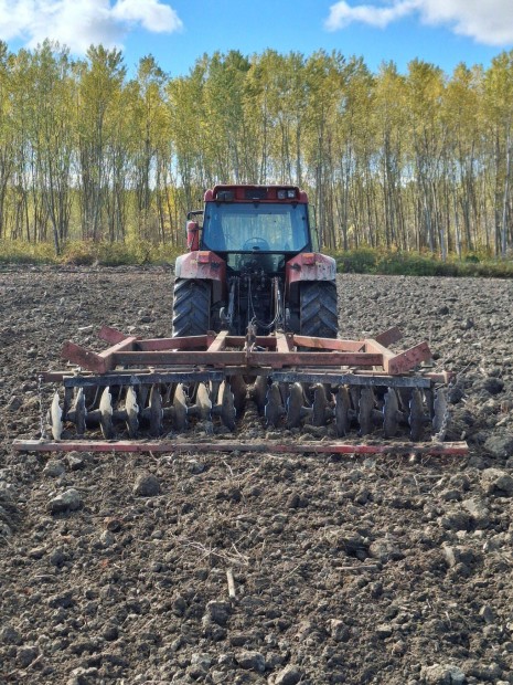 Elad� vontatott t�rcsa