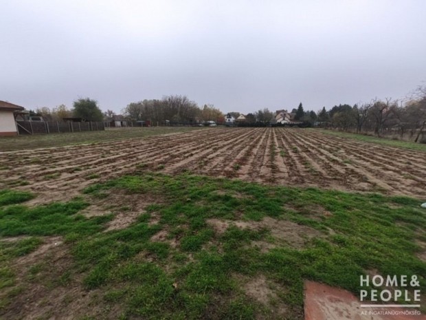 Elad� z�rt kert Zsomb�n!