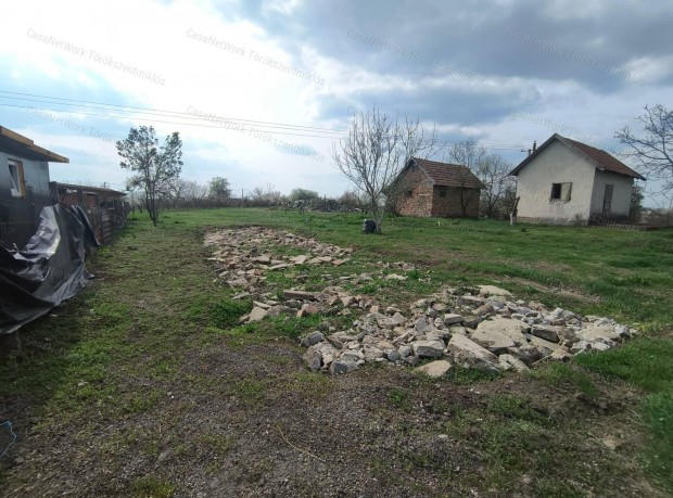 Elad� z�rtkert T�r�kszentmikl�son az Alv�gen!