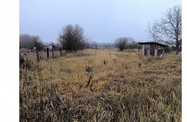 Elad� z�rtkerti telek S�r�ndon 1100 m, k�ttal!