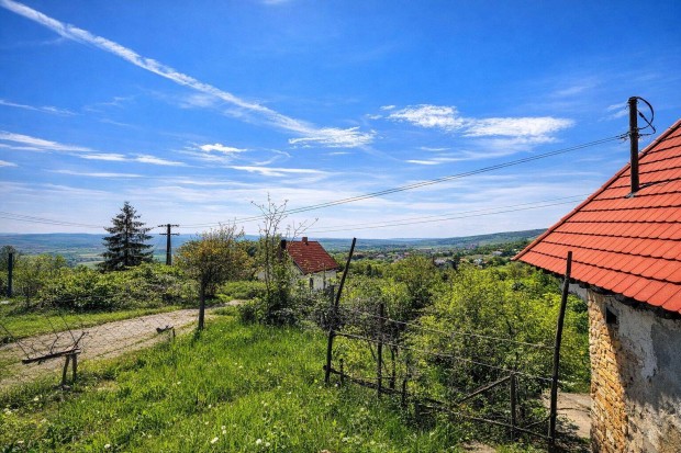 Elad� z�rtkerti telek panor�m�val, kish�zzal P�csen