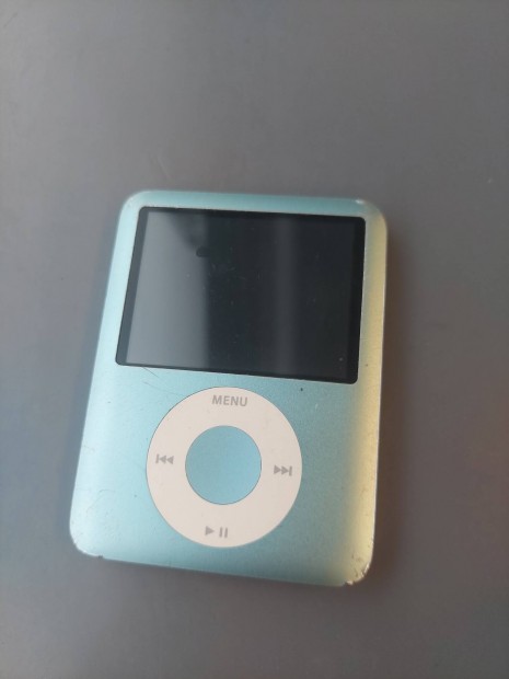 Elad�v� v�lt a k�pen l�that� zenelej�tsz� 