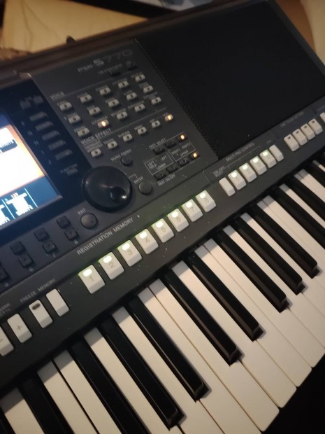 Eladóvá vált szeretett Yamaha.psr 770.