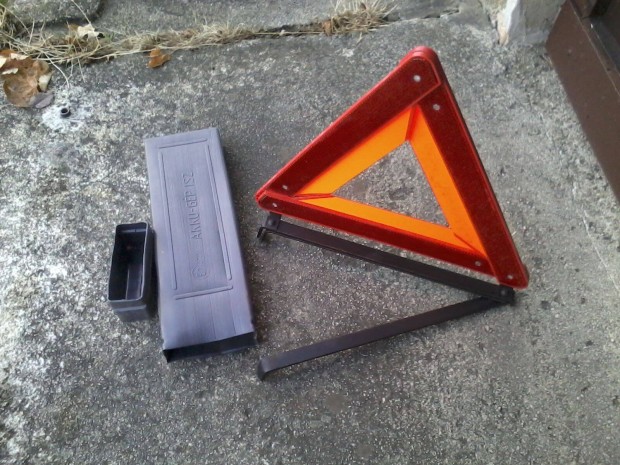 Elakad�s jelz� h�romsz�g