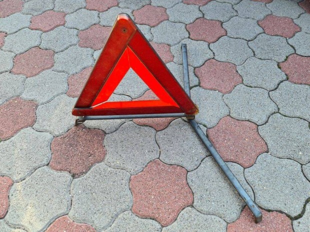 Elakad�s jelz� h�romsz�g Mercedes-Benz r�gebbi t�pus vagy m�shoz