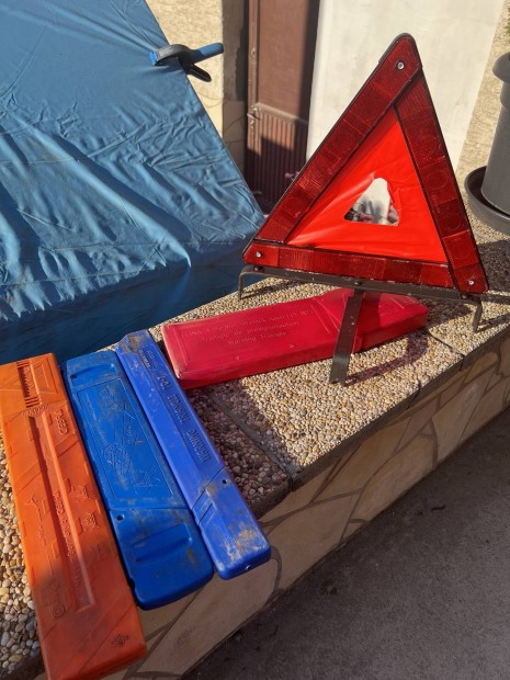 Elakad�sjelz� h�romsz�g 4 db egyben (Volvo, Mercedes...)