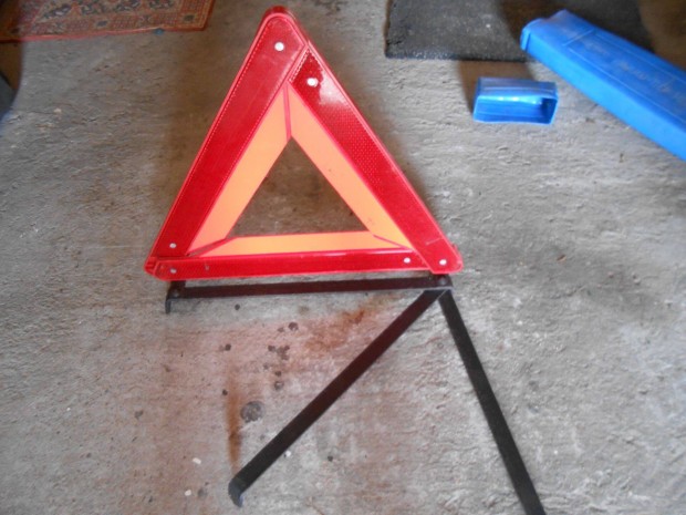 Elakad�sjelz� h�romsz�g elad�