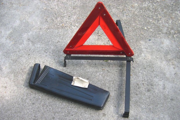 Elakad�st jelz� h�romsz�g elad�