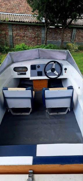 Elan 435 motorcsnak