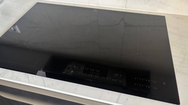 Electrolux Eiv835 beépíthető 78 cm-es, 5 zónás indukciós kerámialap