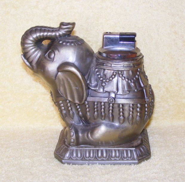 Elef�nt �n �ngy�jt�