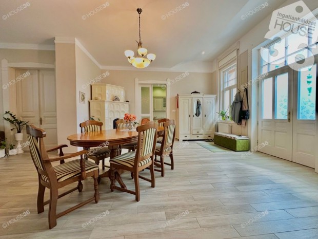 Eleg�ns, fel�j�tott iroda�p�let elad� Kecskem�t Villanegyed�ben!