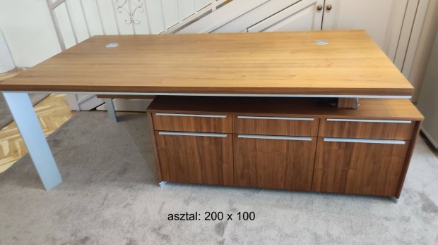 Elegáns, nagyméretű íróasztal eladó