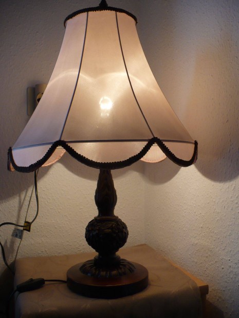 Elegáns faragott asztali lámpa