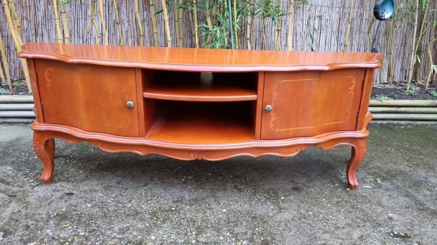 Elegáns neobarokk elöl hajlitott,komód-szekrény 140 cm széles