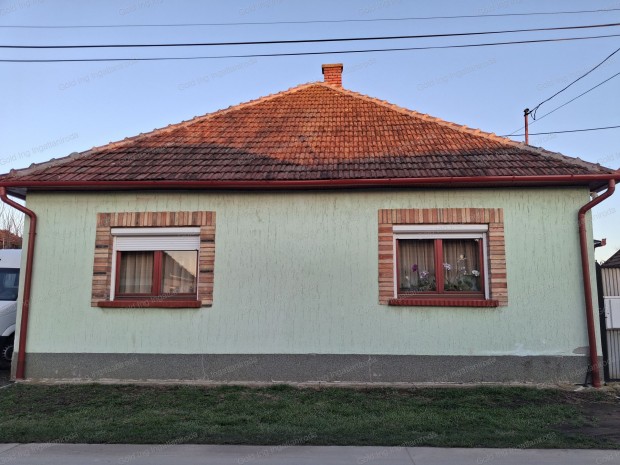 Eleki fel�j�tott kockah�z 30 nm-es fedett terasszal