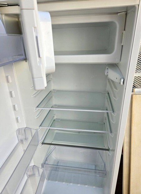 Elektrolux kombi 240 literes h�t�szekr�ny bell�l fels� fagyaszt�val