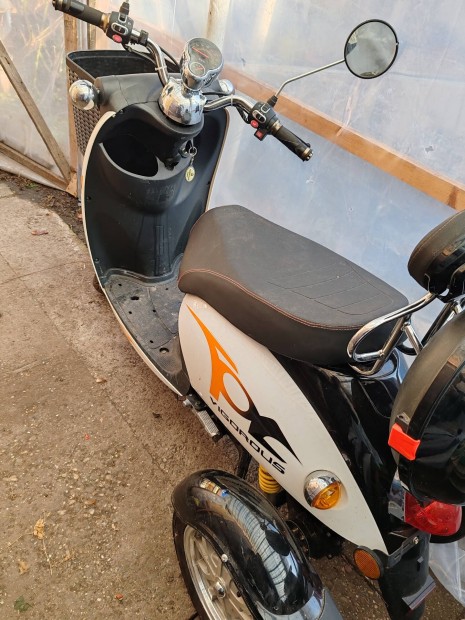 Elektromos, háromkerekű moped