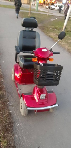 Elektromos, n�gykerek� moped elad�