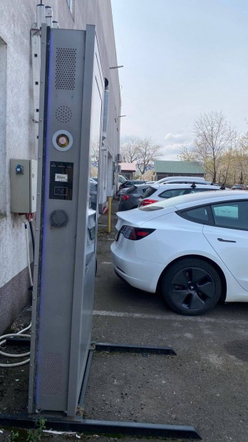 Elektromos aut� t�lt�