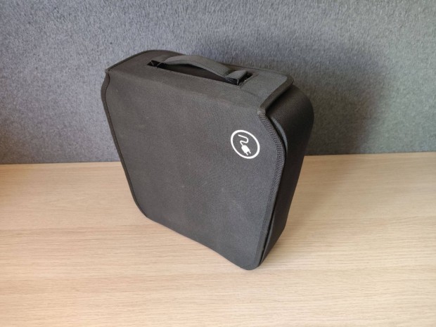 Elektromos aut� t�lt� tart� t�rol� doboz