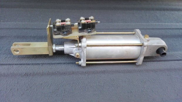 Elektromos �rz�kel�vel Pneumatikus munkahenger