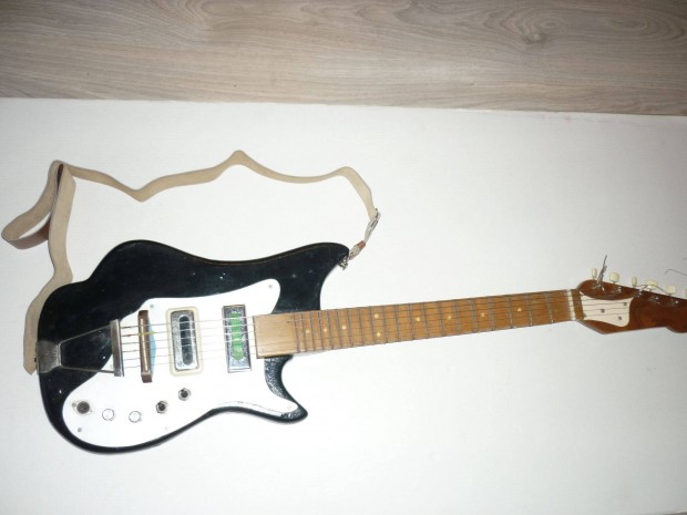 Elektromos gitár tartozékaival együtt megkímélt állapotban eladó