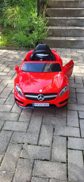 Elektromos gyerek Mercedes GLA 45 AMG piros