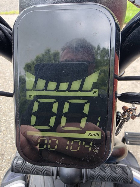 Elektromos háromkerekű Moped. új csak 104 Km futásteljesitménnyel.