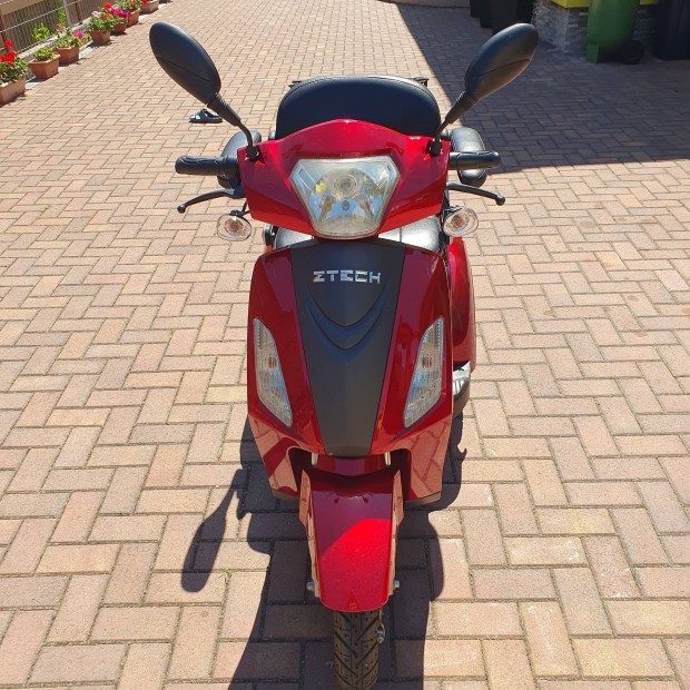Elektromos háromkerekü moped robogó