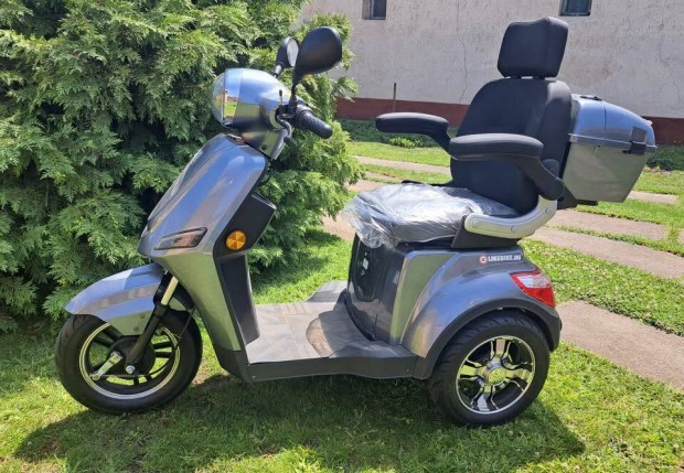 Elektromos háromkerekű robogó