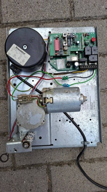 Elektromos kapunyitó mechanika (toló / úszó kapu)