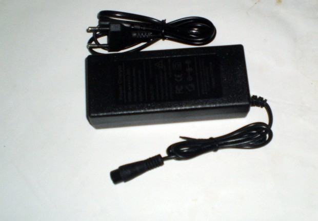 Elektromos ker�kp�r, roller, robog� 60 voltos akku t�lt�