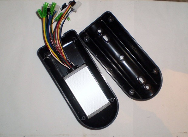 Elektromos ker�kp�r, roller, robog� vez�rl� tart� doboz