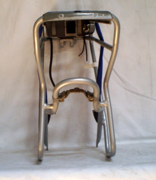 Elektromos ker�kp�r akkumul�tor tart�s csomagtart�k