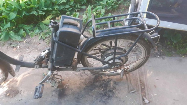 Elektromos kerékpár fekete chopper kormányos