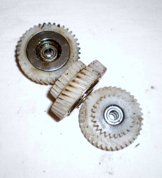 Elektromos ker�kp�r motor k�t l�pcs�s fogasker�k k�szlet