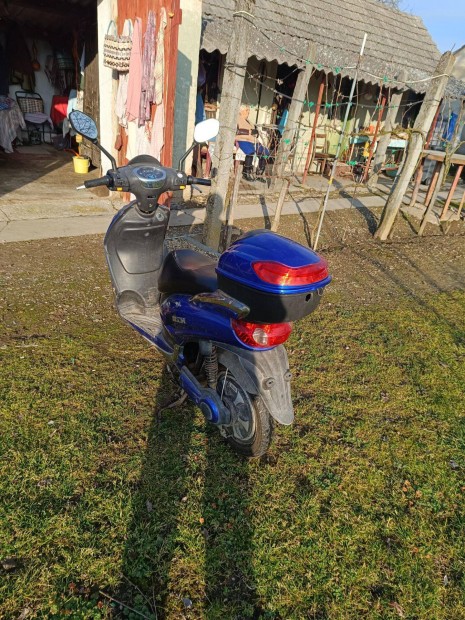 Elektromos kismotor elad�