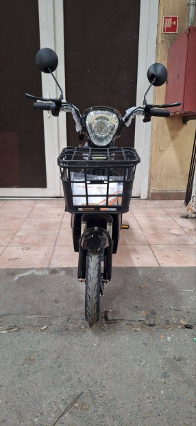 Elektromos mini robog�