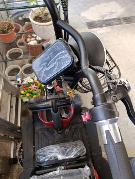 Elektromos moped elad�