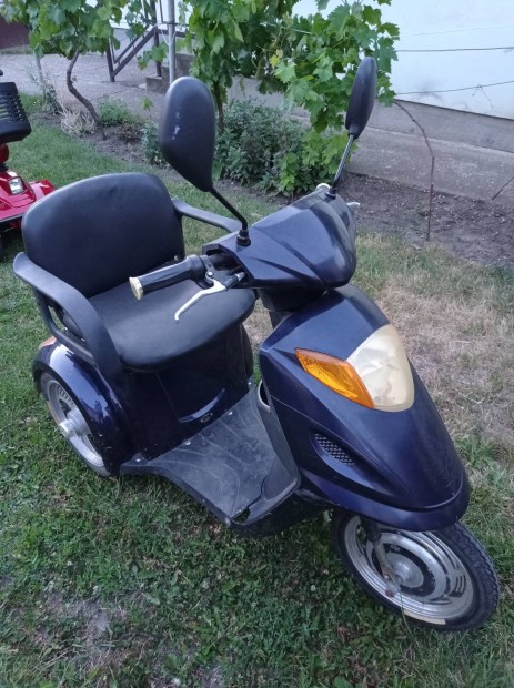 Elektromos nagykerek tricikli moped 