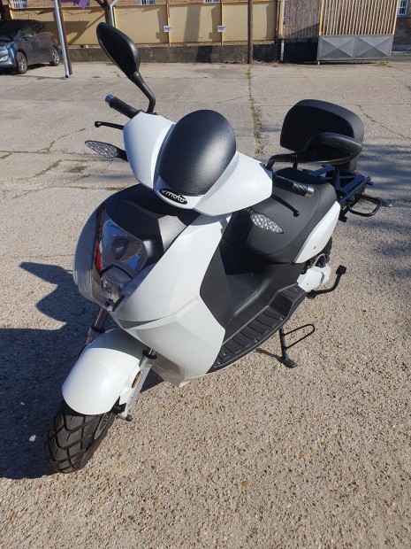 Elektromos nagytest� robog� 150 km hat�t�v� elad�