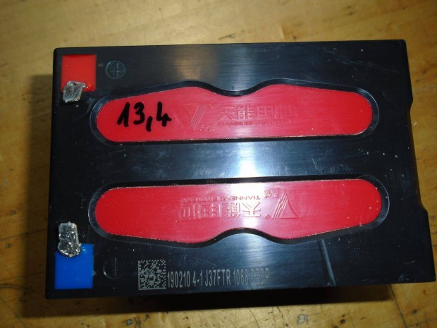 Elektromos robog� 3. akkumul�tor 12 V